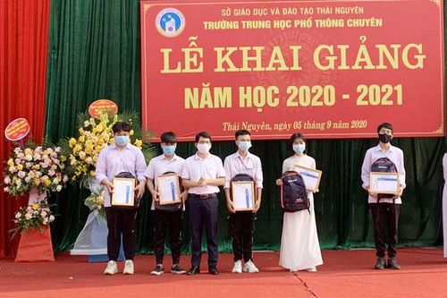 Sacombank trao hơn 3,5 tỷ đồng học bổng cho học sinh