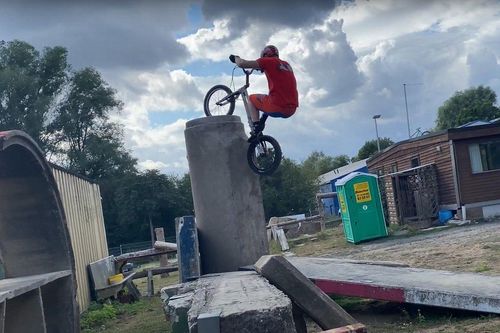 Biker trình diễn lái xe đạp 'leo cột' mãn nhãn