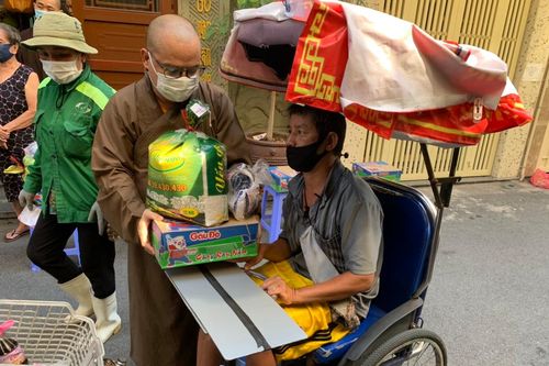 Chùa Trúc Lâm tặng quà cho người khó khăn