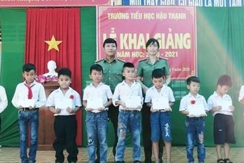 Nhiều phần quà ý nghĩa tặng học sinh nghèo ngày khai giảng