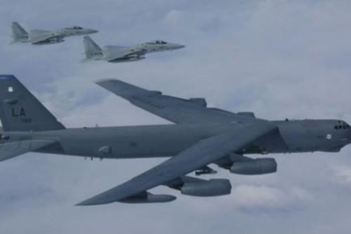 Nga điều 8 tiêm kích chặn 'pháo đài bay' B-52 của Mỹ