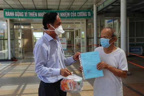 Cụ ông 90 tuổi mắc COVID-19 ở Quảng Nam xuất viện