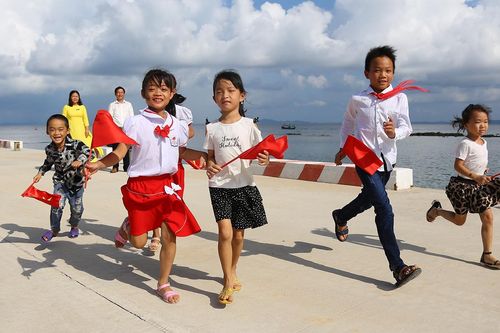 Xúc động lễ khai giảng của 2 thầy cô và 7 học trò giữa đảo tiền tiêu Tổ quốc