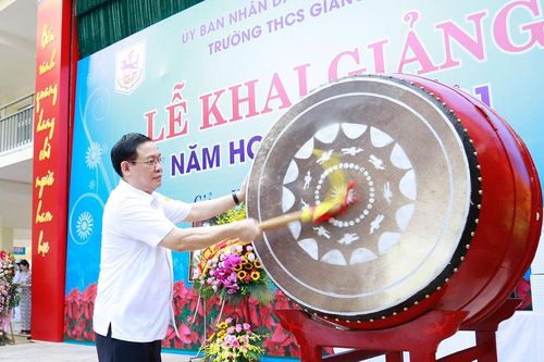 Bí thư Thành ủy Hà Nội Vương Đình Huệ đánh trống khai giảng năm học mới 2020-2021