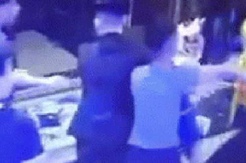 Nhóm thanh niên lao đến túm tóc, đánh đập 2 cô gái túi bụi gây phẫn nộ