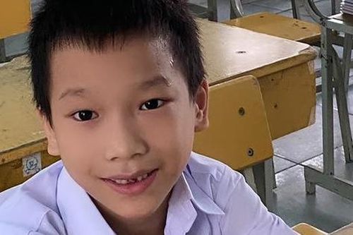 Bé Lù Văn Chiến 7 năm đi bằng đầu gối giờ vui vẻ chống nạng dự lễ khai giảng năm học mới ở Kon Tum