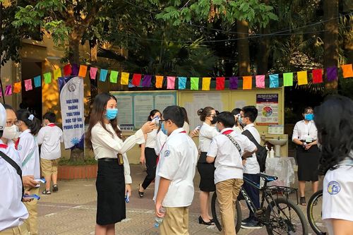 Tựu trường nhưng không lơ là chống dịch