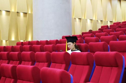 Lễ tốt nghiệp online mùa COVID-19: Vắng gia đình, bạn bè, sinh viên theo dõi qua màn hình