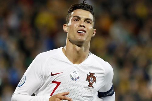 Ronaldo bị nhắc nhở vì tháo khẩu trang