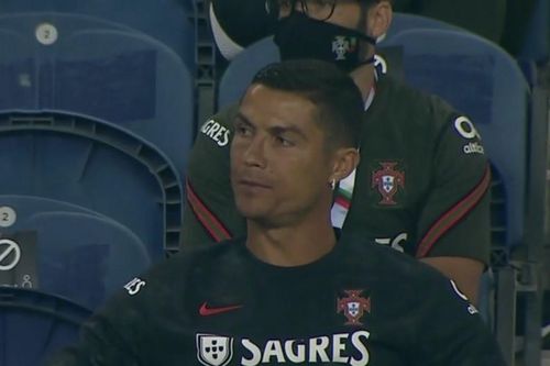 Ronaldo bị nhắc đeo khẩu trang