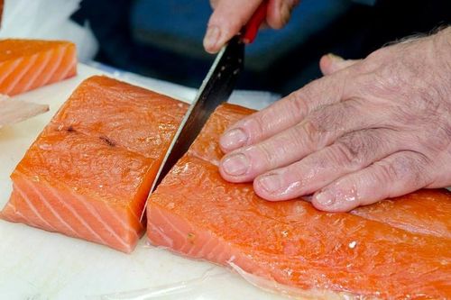 Cách phi lê giống cá hồi cao cấp nhất thế giới