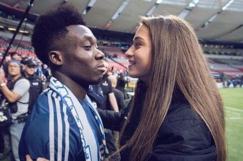 Alphonso Davies tán đổ bạn gái sau một câu hỏi