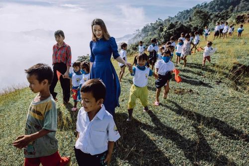 Học sinh trường đồi có đồng phục đón năm học mới