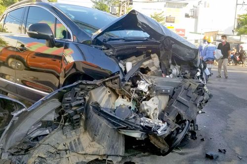 Ôtô Peugeot nát đầu sau va chạm với xe chở heo