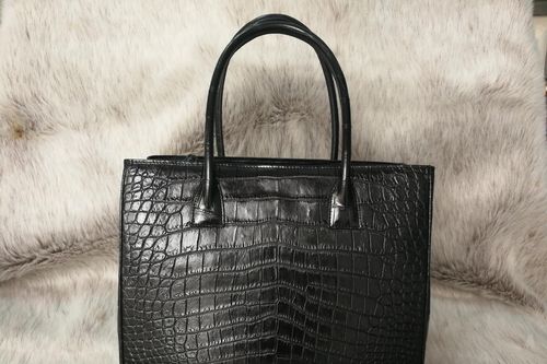 Túi Saint Laurent 18.552 USD bị tiêu hủy tại Australia