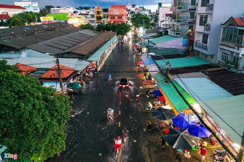 Ngập nửa mét sau cơn mưa chiều cuối tuần ở TP.HCM
