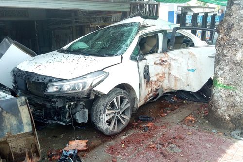 3 người trên ôtô văng ra ngoài sau tai nạn