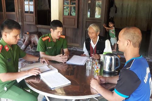 Những người con của bản làng