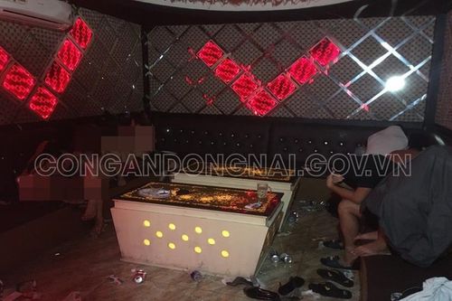Phát hiện nhân viên không mặc quần áo phục vụ khách ở quán karaoke