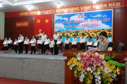 Học bổng Vũ Đình Liệu tiếp sức học sinh huyện Vị Thủy, Hậu Giang
