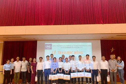 'Bà đỡ' cho học sinh nghèo ước mơ đến trường