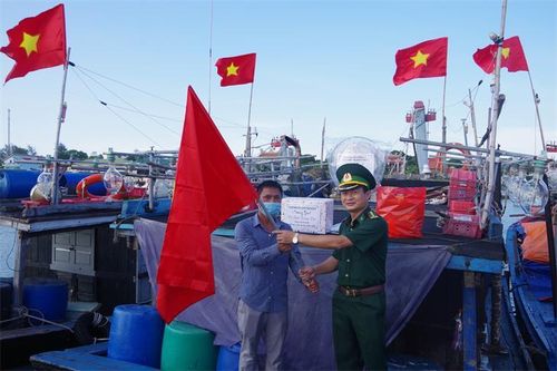 Chương trình 'Tổ quốc trong tim' tặng quà cho ngư dân tại Thừa Thiên Huế