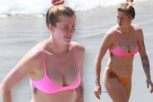 Ireland Baldwin mặc áo tắm bé xíu tôn ngực 'bốc lửa'