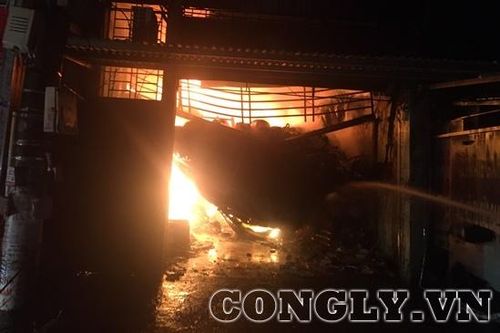Cháy cửa hàng đồ gia dụng, 2 hộ liền kề bị ảnh hưởng