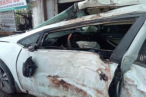 Xe con mất lái lao lên vỉa hè, 5 người bị thương