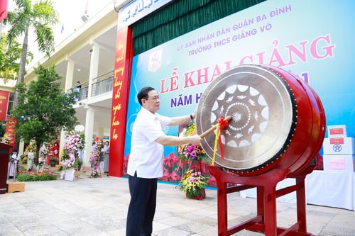Bí thư Thành ủy Hà Nội gióng trống khai trường năm học mới