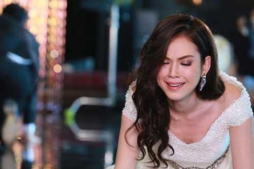 Thấy vợ nằm bất động trên giường với chiếc váy cưới, tôi hốt hoảng gọi cô ấy dậy và nhận ngay câu đay nghiến đến mức choáng váng