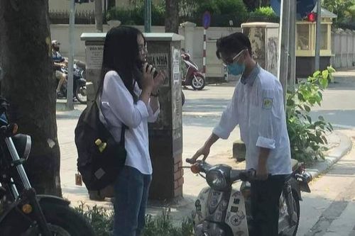 Nam sinh 'số nhọ' nhất mùa khai giảng năm nay: Hào hứng chở bạn gái đến trường dự lễ và cái kết sau đó khiến CĐM không thể nhịn cười