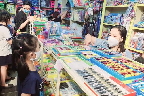 Phụ huynh 'chạy sô' 4-5 địa chỉ mới gom đủ sách vở, đồ dùng học tập cho con