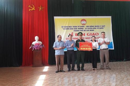 Mang nước sạch lên cho đồng bào và bộ đội biên giới Bắc Xa