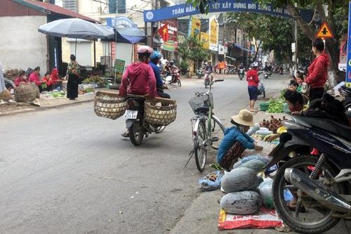 Cần sớm dẹp chợ tự phát trên đường Nguyễn Chí Thanh