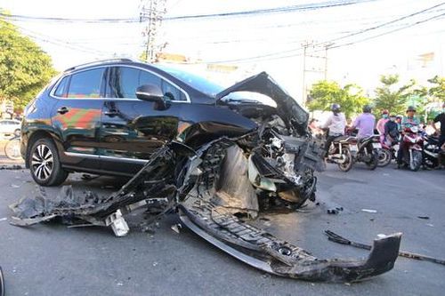 Xe 7 chỗ hỏng nặng sau cú tông vào xe tải chở heo
