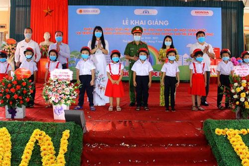 Tặng gần 26 nghìn mũ bảo hiểm cho trẻ em vào lớp 1