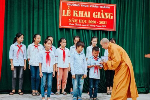 Nghệ An : Các chùa tặng quà học sinh đầu năm học mới