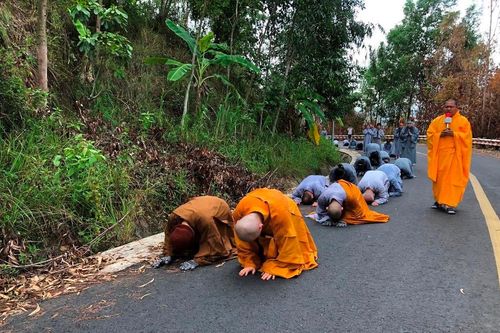 Quảng Ngãi : Chư Tăng tổ đình Thiên Ấn 'tam bộ nhất bái'