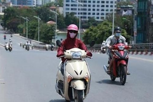 Hà Nội mưa to về chiều tối, ngày nắng nóng