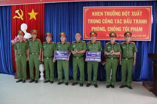 Khen thưởng các tập thể phá đường dây mua bán vũ khí và đánh bạc gần 100 tỷ đồng