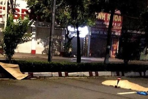 Xe máy tông dải phân cách, 2 nam thanh niên tử nạn