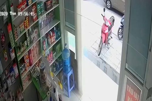 Clip: Xe máy dựng trước cửa hiệu thuốc bị trộm trong tích tắc