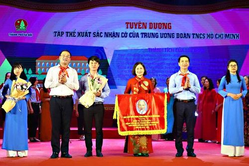 Thiếu nhi Thủ đô làm 160.000 tấm chắn giọt bắn gửi tặng các y, bác sĩ