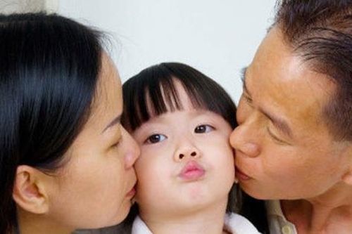 Bị con bắt gặp cảnh đang mặn nồng, ông bố trả lời lạc hướng 'đang đấm lưng cho mẹ' nhưng bị con gái tỏ thái độ cực gắt