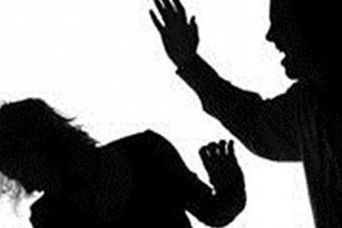Đưa con đi nhận phần thưởng học sinh giỏi về, chồng tôi giơ thẳng tay tát bé một cái khiến lòng tôi như vỡ vụn