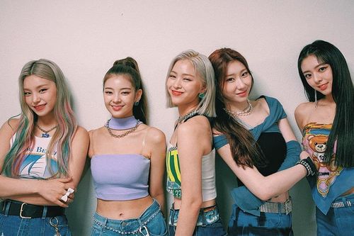Mix đồ rườm rà và có phần lôi thôi cho Yeji, stylist của ITZY lại bị chê bai thậm tệ