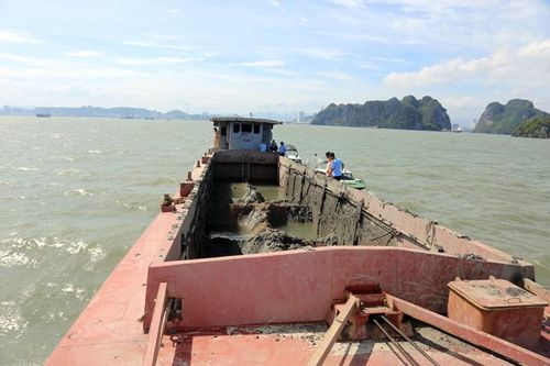 Thuyền trưởng và thuyền viên xả thải xuống vùng lõi Vịnh Hạ Long