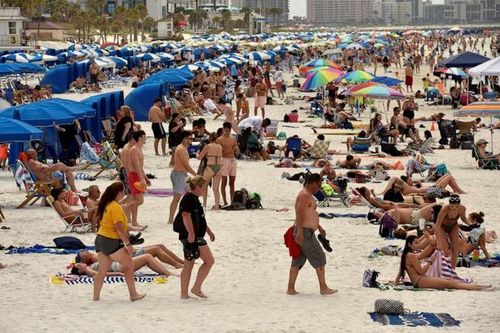 Brazil có hàng trăm ca tử vong vì virus mỗi ngày, dân vẫn đổ ra biển