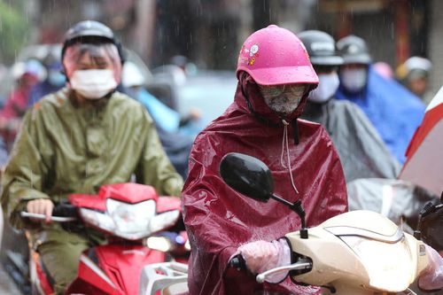 Hà Nội mưa tầm tã, giao thông rối loạn nhiều giờ